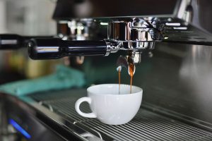 Kawa – z jakiego powodu lubimy ją pić na spotkaniach?