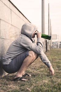 Kiedy można wdrożyć obowiązujące kurowanie alkoholizmu?