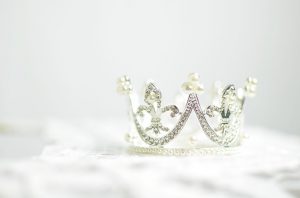 Jaką biżuterię dla ukochanej zakupić? Zdecyduj się na pierścień zaręczynowy z diamentem